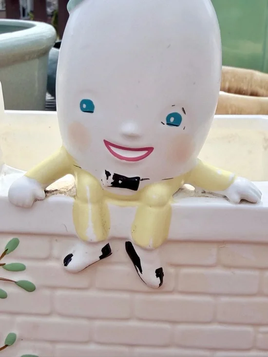🆘 HELP HUMPTY DUMPTY! 🆘 Vintage Humpty Dumpty Planter, c. 1950 🥚 - Picture 2 of 9